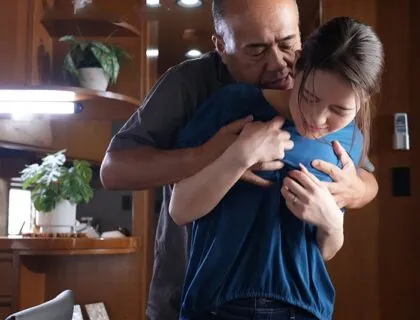 Sống với cha dượng 4 năm, tôi bị cưỡng bức nhiều lần đến mang thai